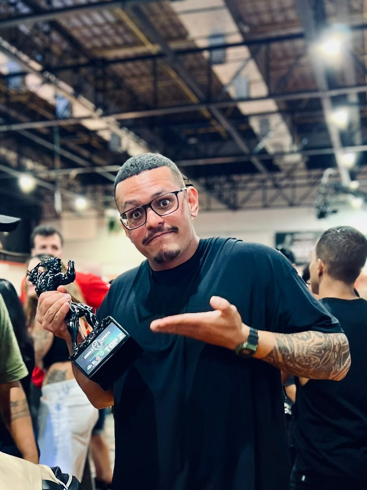 Amauri Oliveira segurando troféu em evento